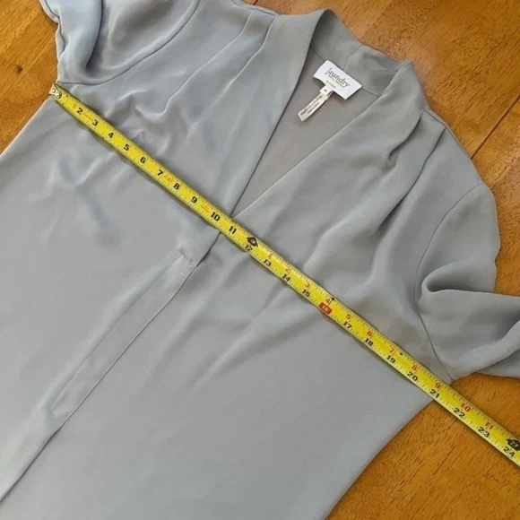 Laundry by Shelli Segal Gray Shirt V Neck Blouse Top Lightweight Size M - Picture 8 of 10